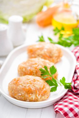 Çiğ, çiğ et pirzola ile sebze, bebek maması