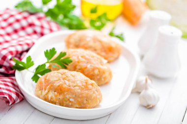 Çiğ, çiğ et pirzola ile sebze, bebek maması