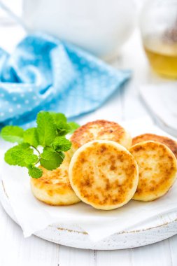 Beyaz ahşap arka plan portre üzerinde süzme peynirli börek