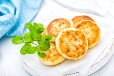 Beyaz ahşap arka plan portre üzerinde süzme peynirli börek