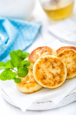 Beyaz ahşap arka plan portre üzerinde süzme peynirli börek