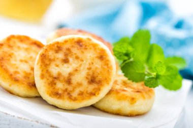Beyaz ahşap arka plan portre üzerinde süzme peynirli börek