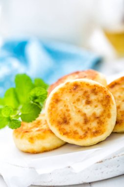 Beyaz ahşap arka plan portre üzerinde süzme peynirli börek