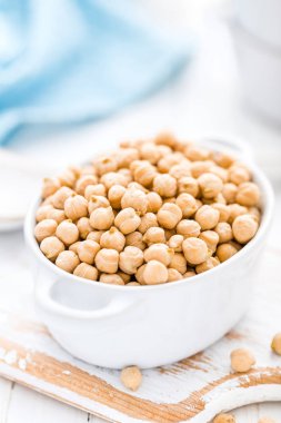 Beyaz arka plan üzerinde nohut