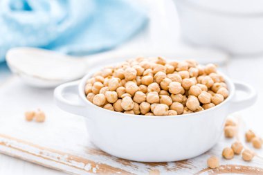 Beyaz arka plan üzerinde nohut