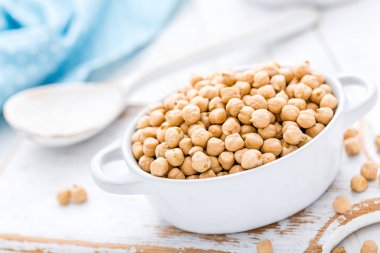 Beyaz arka plan üzerinde nohut