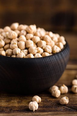 Nohut koyu ahşap rustik arka plan üzerinde