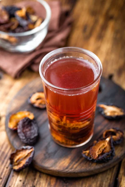 Beskära dryck, torkade plommon extrakt, frukt dryck — Stockfoto
