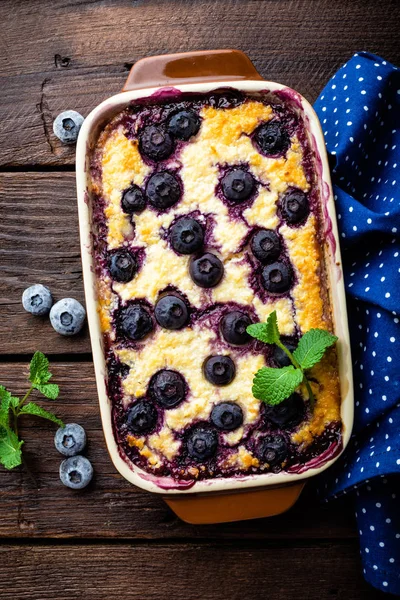 Blueberry cheesecake on dark wooden rustic backgroud, top view — Stock Photo, Image