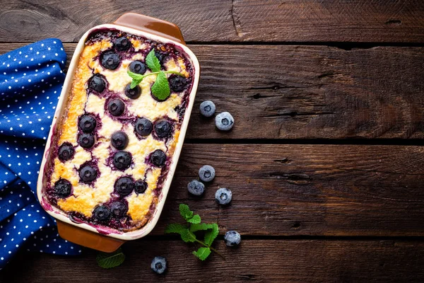 Blueberry cheesecake op donkere houten rustieke achtergrondgeluid, bovenaanzicht — Stockfoto