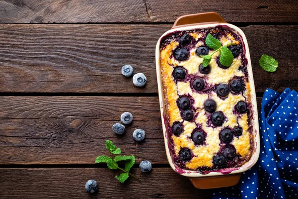 Tarta de queso arándano sobre fondo rústico de madera oscura, vista superior — Foto de Stock