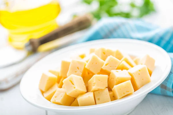 Rebanadas de queso en el plato, fondo blanco — Foto de Stock