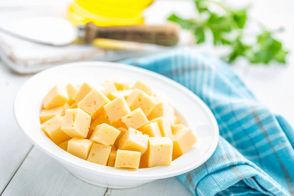 Rebanadas de queso en el plato, fondo blanco — Foto de Stock