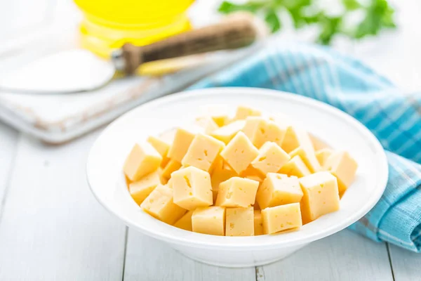 Rebanadas de queso en el plato, fondo blanco — Foto de Stock