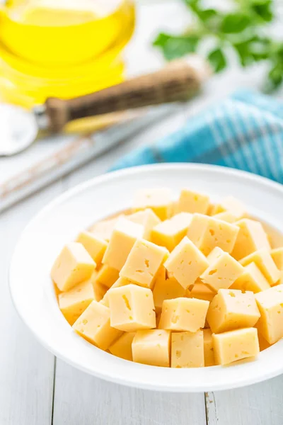Plaka, beyaz arka plan üzerinde peynir dilimleri — Stok fotoğraf