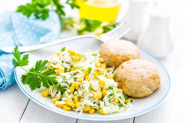 Ensalada de col vegetal y albóndigas en el plato de cerca, fondo blanco — Foto de Stock