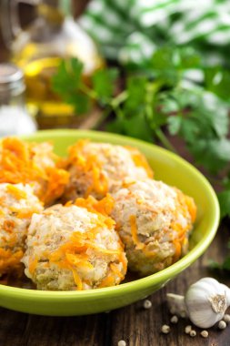 Sebze kızarmış pilav ile tavuk köfte 