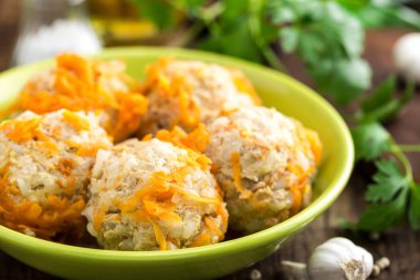 Sebze kızarmış pilav ile tavuk köfte 