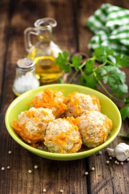 Sebze kızarmış pilav ile tavuk köfte 