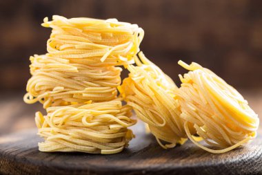 Ham mı makarna, yumurta noodle koyu ahşap rustik arka plan üzerinde geleneksel İtalyan mutfağı