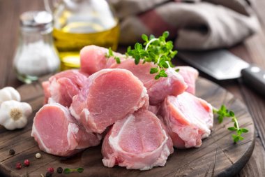 Çiğ et, fileto, ahşap arka plan üzerinde bonfile