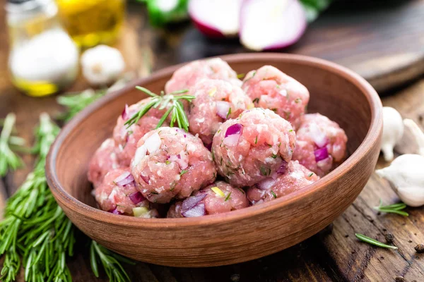 Albóndigas crudas de cerca sobre fondo de madera — Foto de Stock