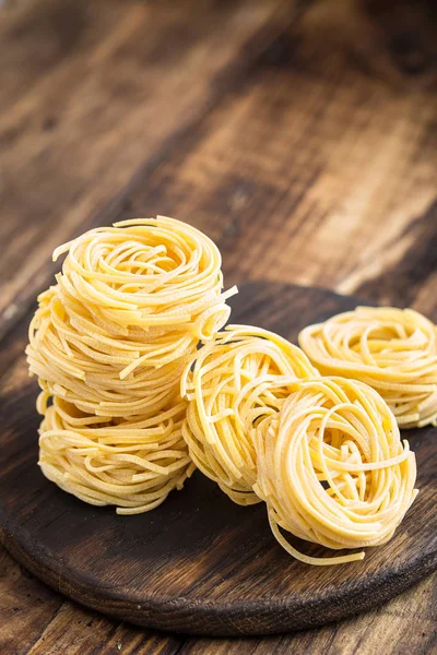 Ham mı makarna, yumurta noodle koyu ahşap rustik arka plan üzerinde geleneksel İtalyan mutfağı