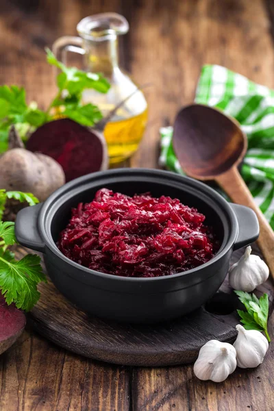 Ensalada de remolacha sobre fondo de madera —  Fotos de Stock