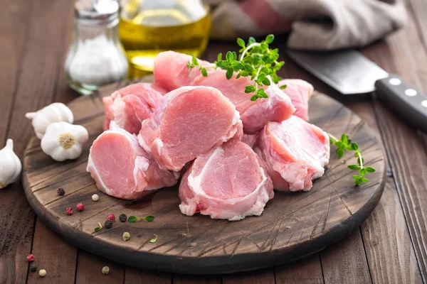 Carne cruda, filete, solomillo sobre fondo de madera —  Fotos de Stock