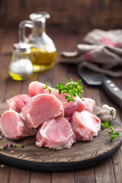 Çiğ et, fileto, ahşap arka plan üzerinde bonfile