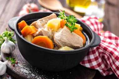 Havuç ve patates sos ahşap rustik arka plan üzerinde demlenmiş et