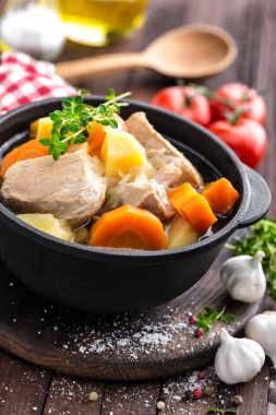 Havuç ve patates sos ahşap rustik arka plan üzerinde demlenmiş et