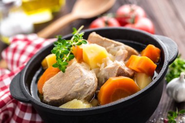 Havuç ve patates sos ahşap rustik arka plan üzerinde demlenmiş et