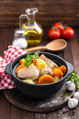 Havuç ve patates sos ahşap rustik arka plan üzerinde demlenmiş et