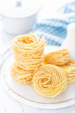 Beyaz arka plan üzerinde ham makarna