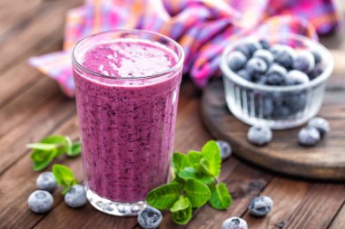 Yoğurt veya taze yaban mersini ile güler yüzlü