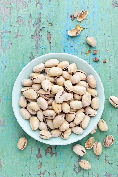 Nueces de pistacho sobre fondo de madera, vista superior —  Fotos de Stock