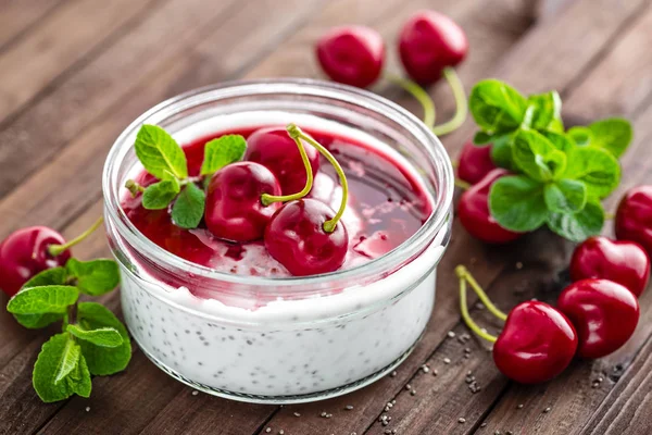 Iogurte fresco com sementes de cereja e chia, deliciosa sobremesa para café da manhã saudável — Fotografia de Stock