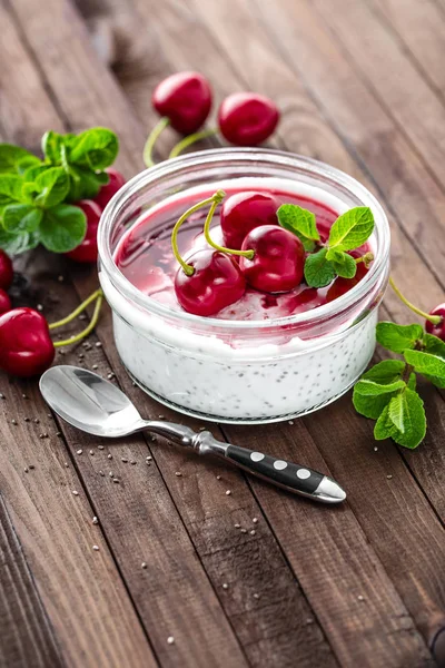 Kiraz ve chia tohumu, sağlıklı kahvaltı için lezzetli tatlı taze yoğurt — Stok fotoğraf