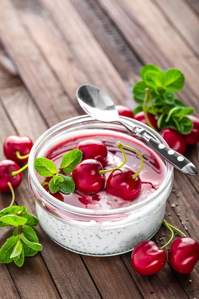 Kiraz ve chia tohumu, sağlıklı kahvaltı için lezzetli tatlı taze yoğurt — Stok fotoğraf