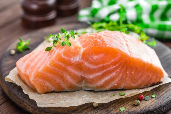 Filetto di pesce salmone crudo su tavola di legno primo piano — Foto Stock