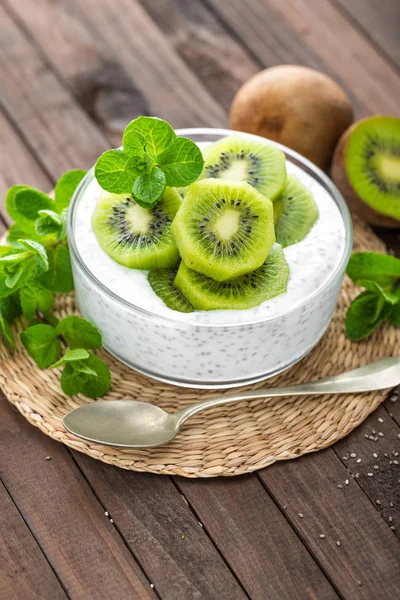 Yogurt kiwi fresco con frutta e semi di chia, colazione sana — Foto Stock