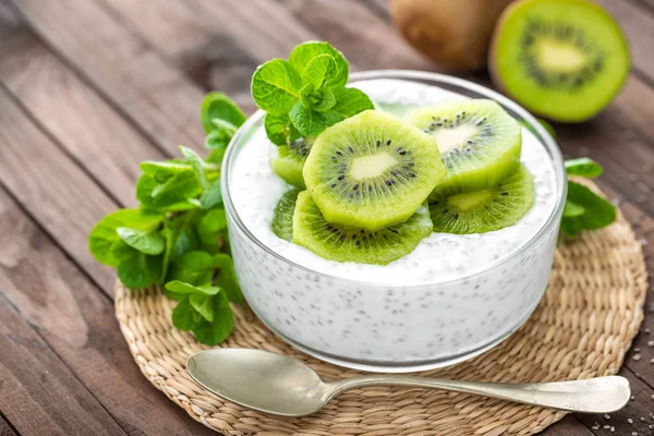 Iogurte kiwi fresco com frutas e sementes de chia, café da manhã saudável — Fotografia de Stock