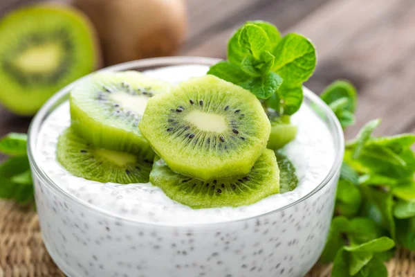 Yogurt kiwi fresco con frutta e semi di chia, colazione sana — Foto Stock