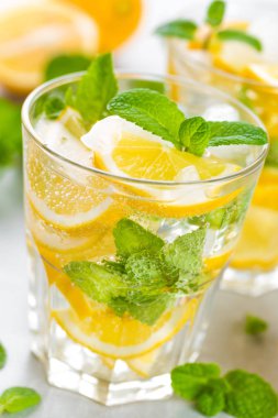 Limon mojito taze nane, soğuk serinletici yaz içki veya buzlu içecek kokteyli
