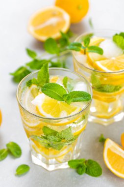 Limon mojito taze nane, soğuk serinletici yaz içki veya buzlu içecek kokteyli