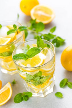 Limon mojito taze nane, soğuk serinletici yaz içki veya buzlu içecek kokteyli