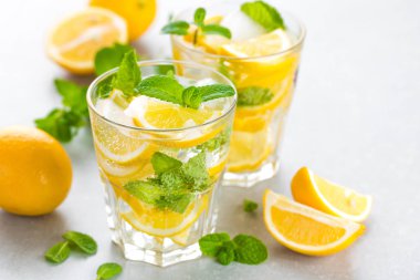 Limon mojito taze nane, soğuk serinletici yaz içki veya buzlu içecek kokteyli