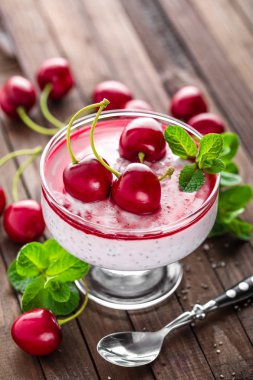 Kiraz ve chia tohumu, sağlıklı kahvaltı için lezzetli tatlı taze yoğurt