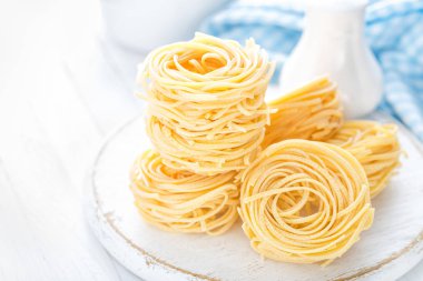 Beyaz arka plan üzerinde ham makarna